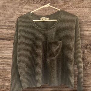 SHE + SKY Women’s cropped sweater with pocket. EUC